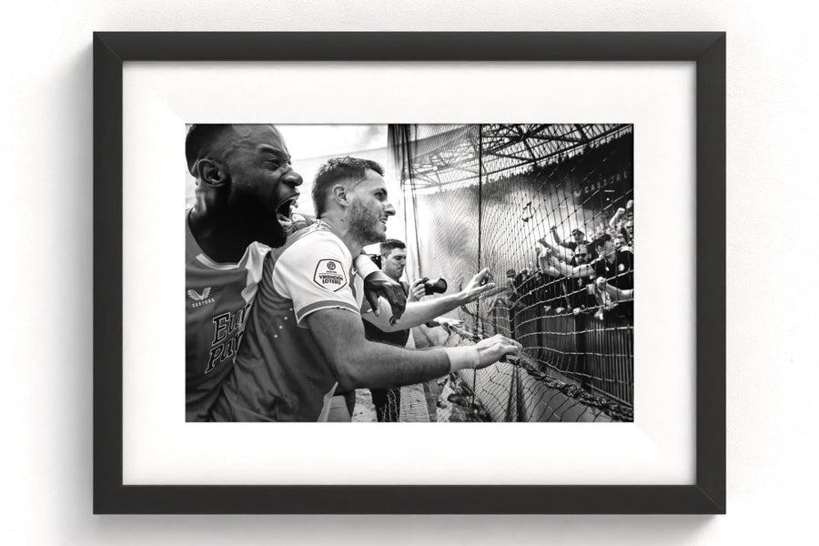 Sportfoto 'Vreugde bij Gimenez en Geertruida' ingelijst - afbeelding 1