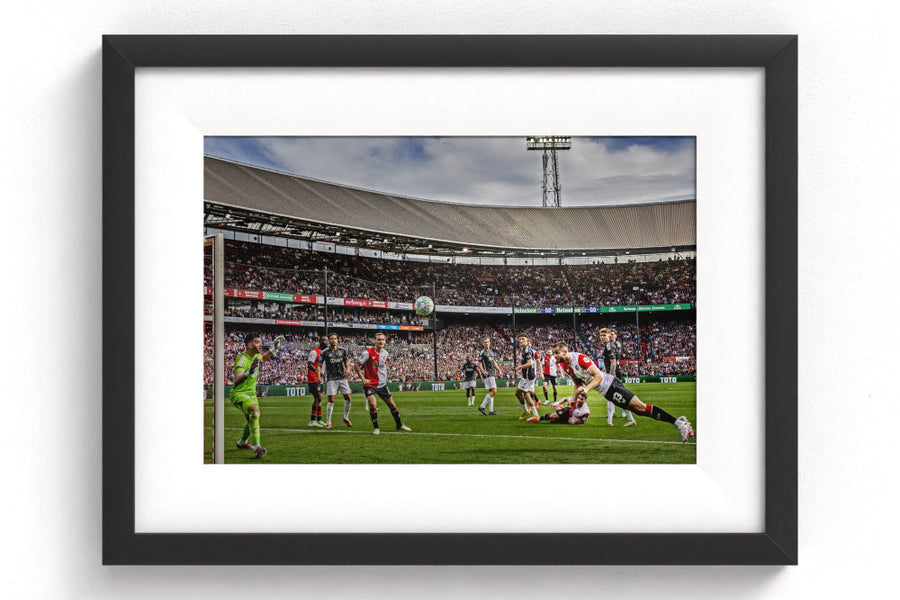 Sportfoto 'Kopbal Hancko' ingelijst - afbeelding 1