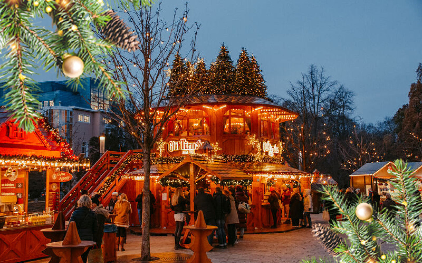 Voco® Düsseldorf Seestern | Beleef de kerstmagie in Düsseldorf en bezoek de sfeervolle kerstmarkt - afbeelding 1